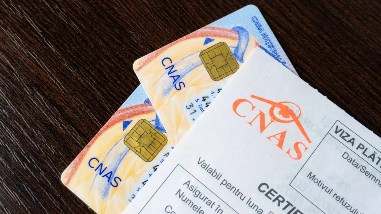 Imagine creativă cu două carduri de sănătate acoperite de o rețetă cu logo-ul CNAS, pe un birou negru