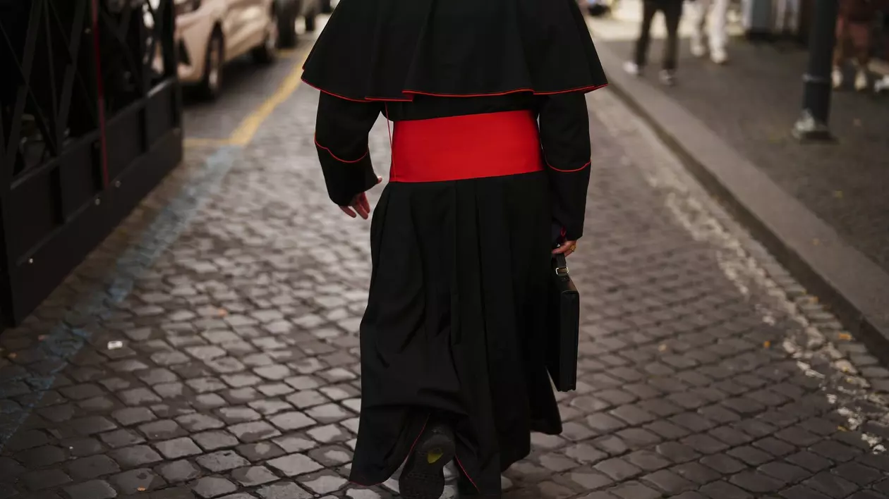 Cardinal surprins mergând pe stradă, în Vatican