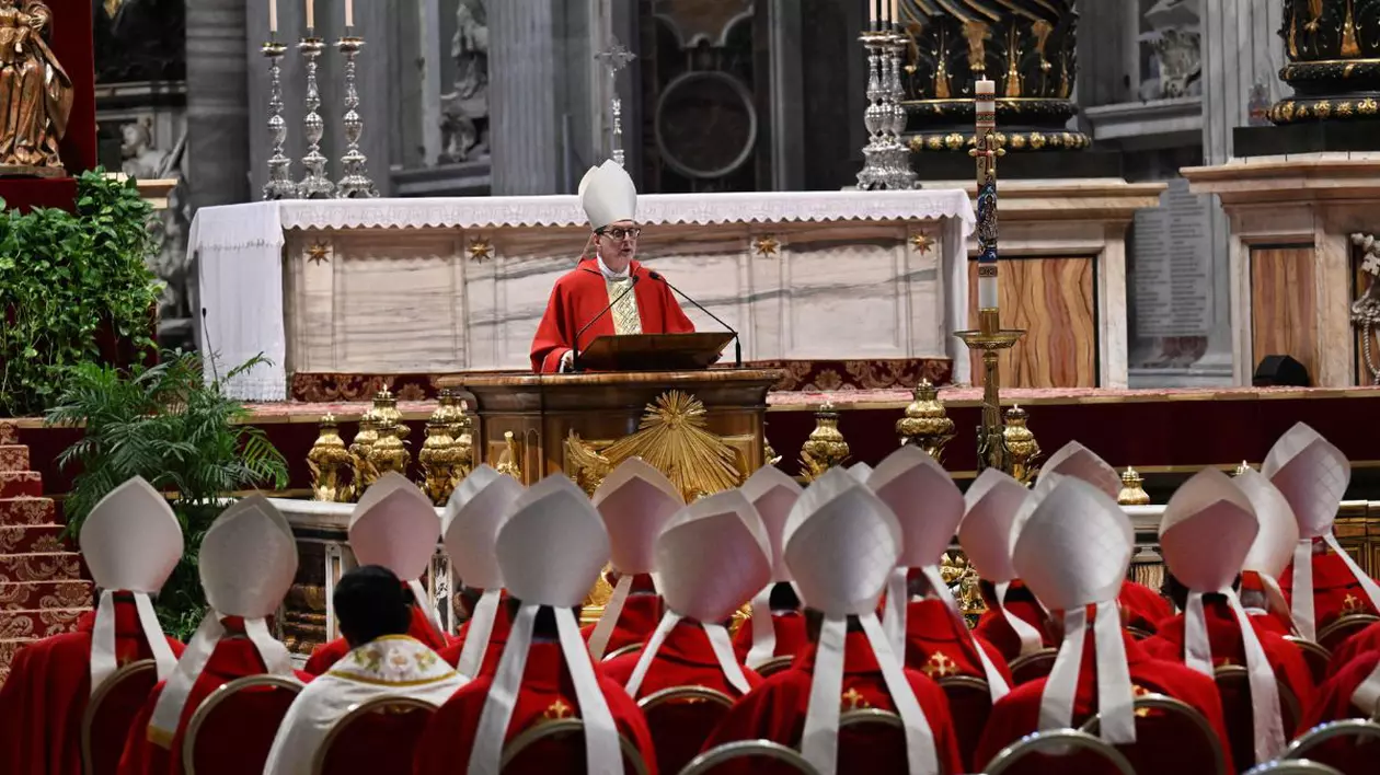 Cardinalul Claudio Gugerotti conduce cea de-a șaptea liturghie Novemdiale în Bazilica Sfântul Petru, după înmormântarea Papei și înaintea conclavului, la Vatican, pe 2 mai 2025.
