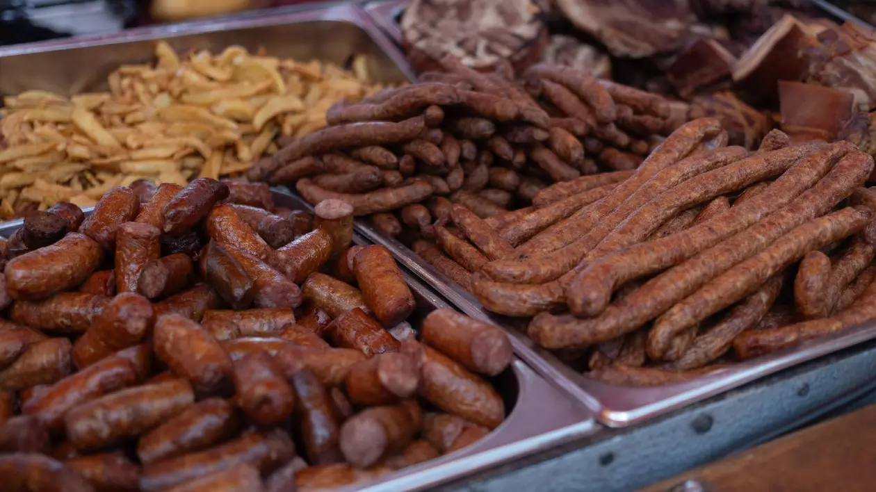 tavi cu cartofi, carati și carne, la Festivalul Pescaresc de Buna Vestire organizat in Parcul Izvor din Bucuresti, duminica, 23 martie 2025.