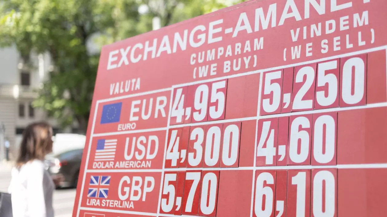 Panou de culoare roșie a unei case de schimb valutar, care arată cotațiile monedelor euro, dolar și lira sterlină