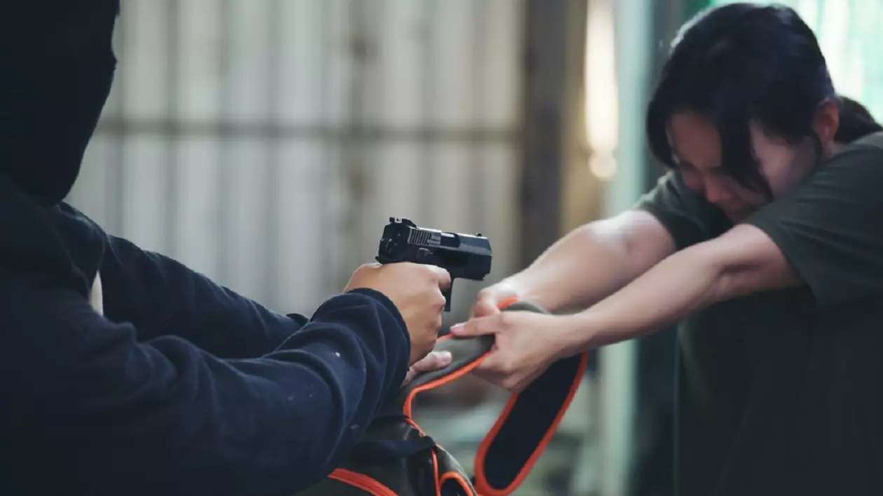 Ce inseamna cand visezi un jaf- Un barbat deghizat îi fură unei femei ghiozdanul și o amenință cu un pistol