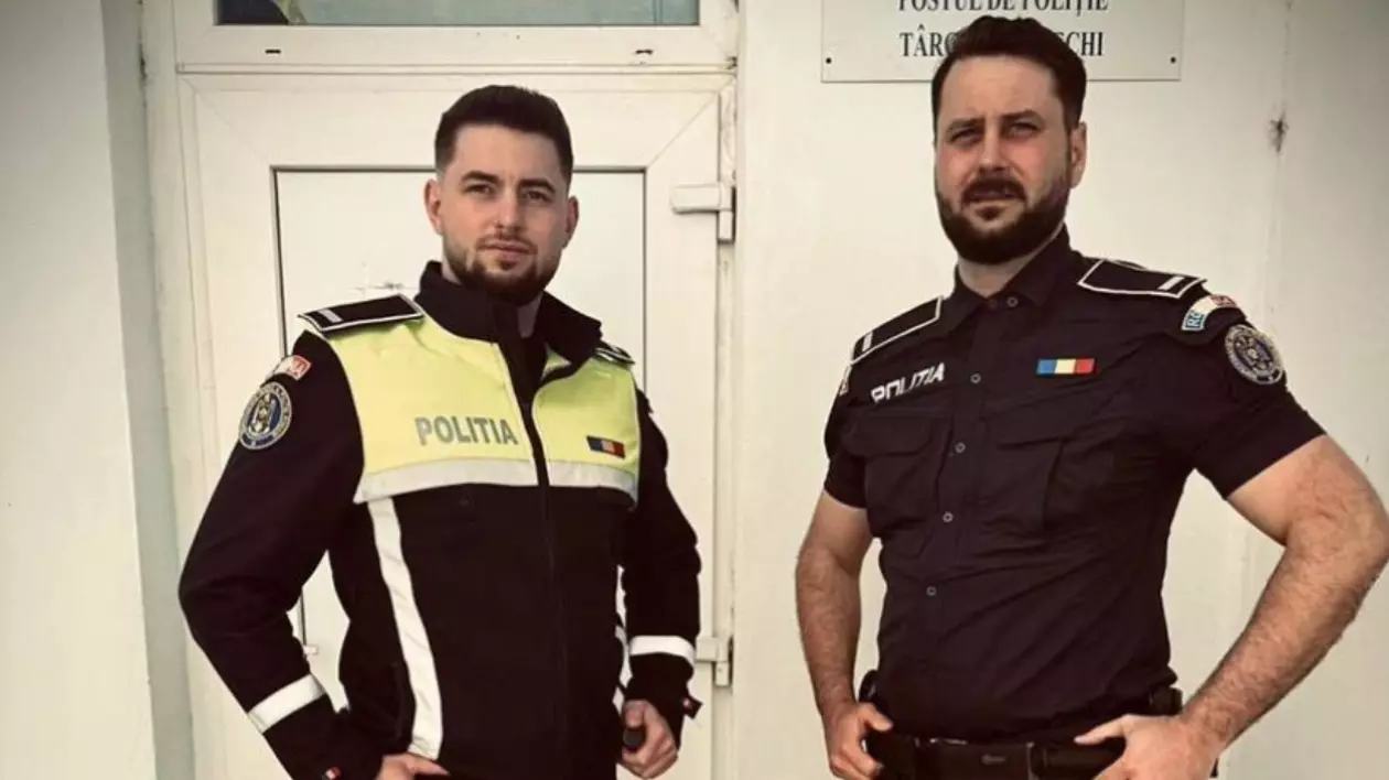 „Au văzut spaima în ochii părinţilor”. Doi polițiști din Prahova au salvat un copil escortând o mașină care gonea pe șosea, spre ambulanță