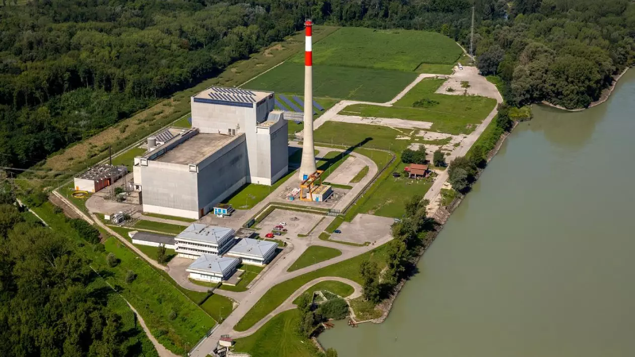 Vedere aeriană, energie nucleară, centrală nucleară Zwentendorf, centrală nucleară Tullnerfeld, reactor nuclear cu apă clocotită, pădure în jurul centralei