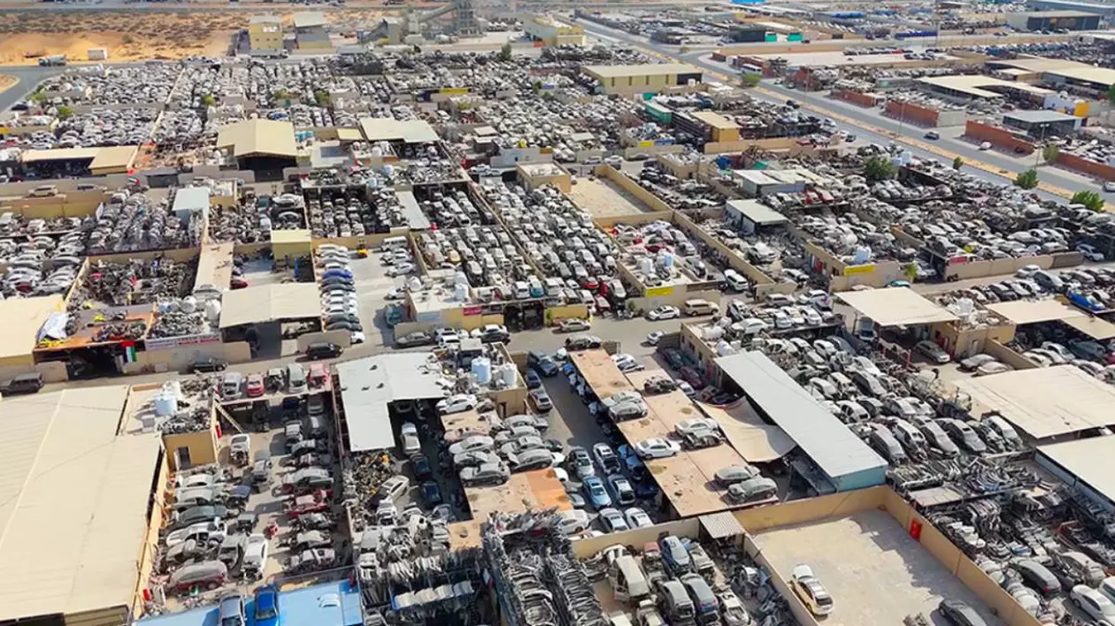 Cimitir auto din Dubai, format din zeci de curți aglomerate cu mii de mașini abandonate, parcate unele peste altele.