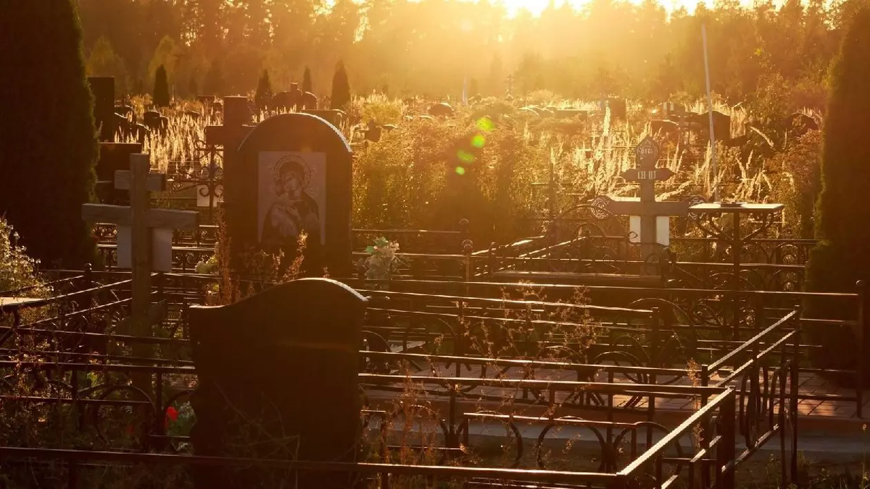 Poză cu mai multe pietre funerare dintr-un cimitir din Rusia