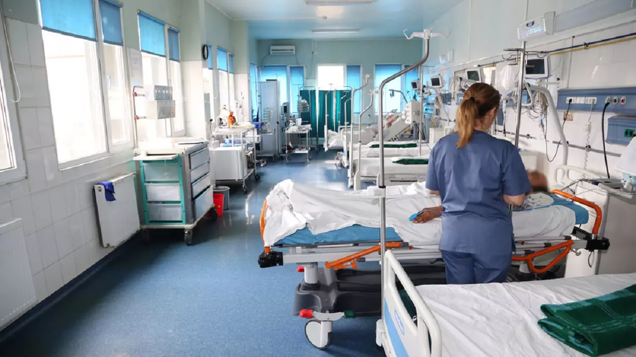Codurile de culori de la urgențe - O doctorita monitorizeaza starea unui pacient