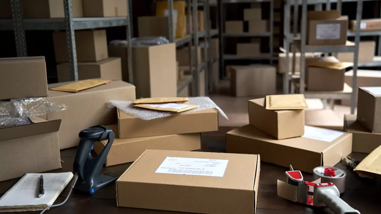 Un curier din Prahova care livra colete la easybox a furat bunuri de 70.000 de euro într-o lună