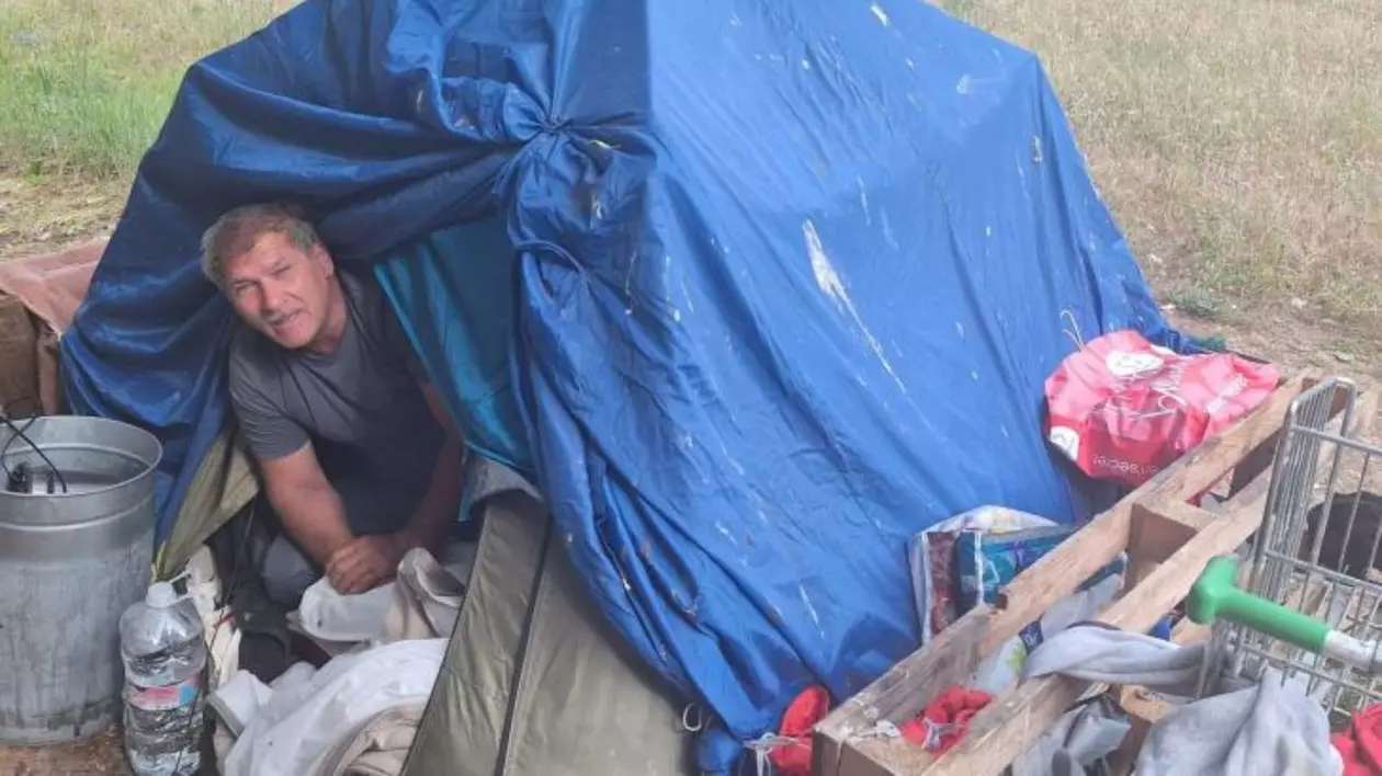 Român găsit sub o prelată albastră de plastic, în Spania: „Aici mă simt mai în siguranță”