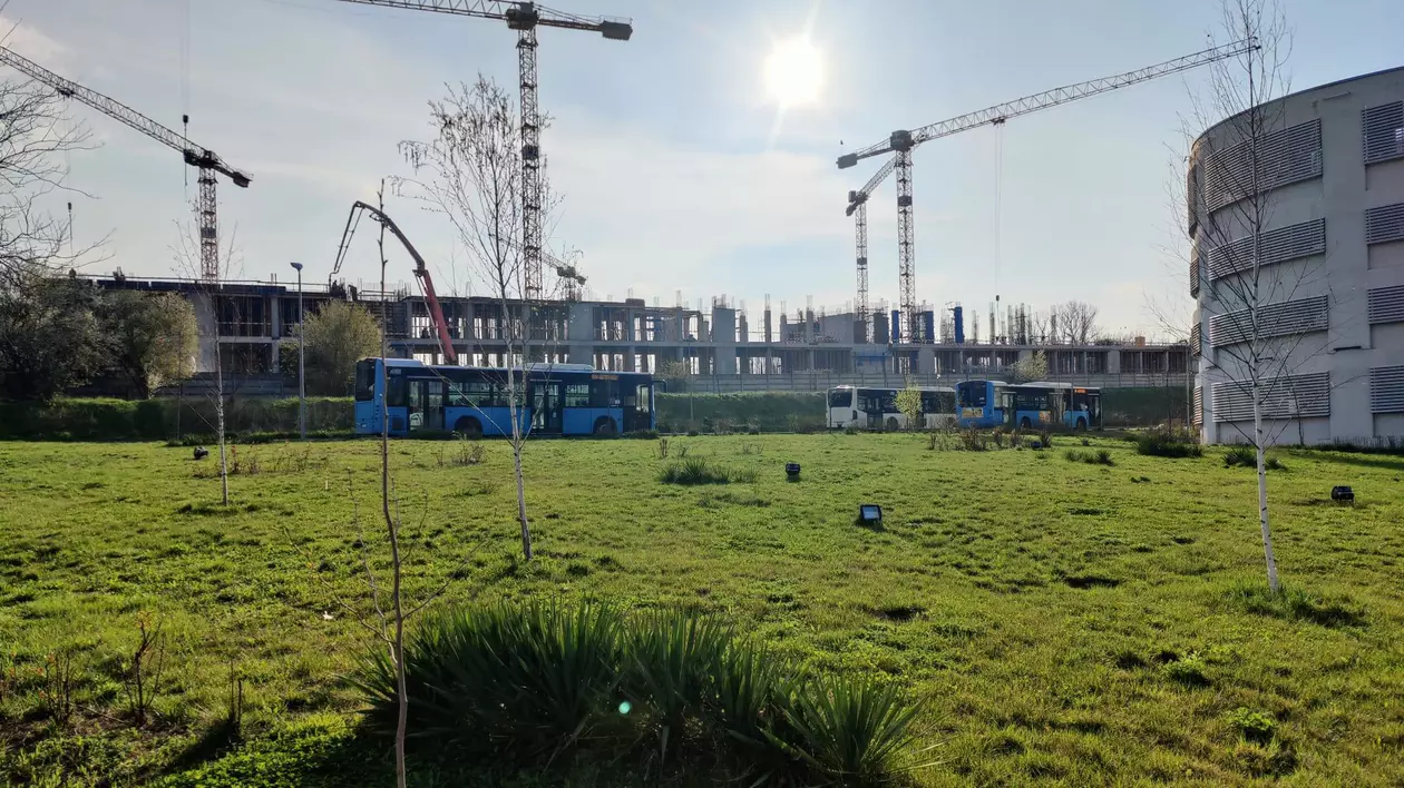 Misterioasa clădire construită de SRI, pe malul Lacului Străulești din Capitală, cu muncitori asiatici. „E o construcție specială. Uitați-vă ce gard mare e aici!”