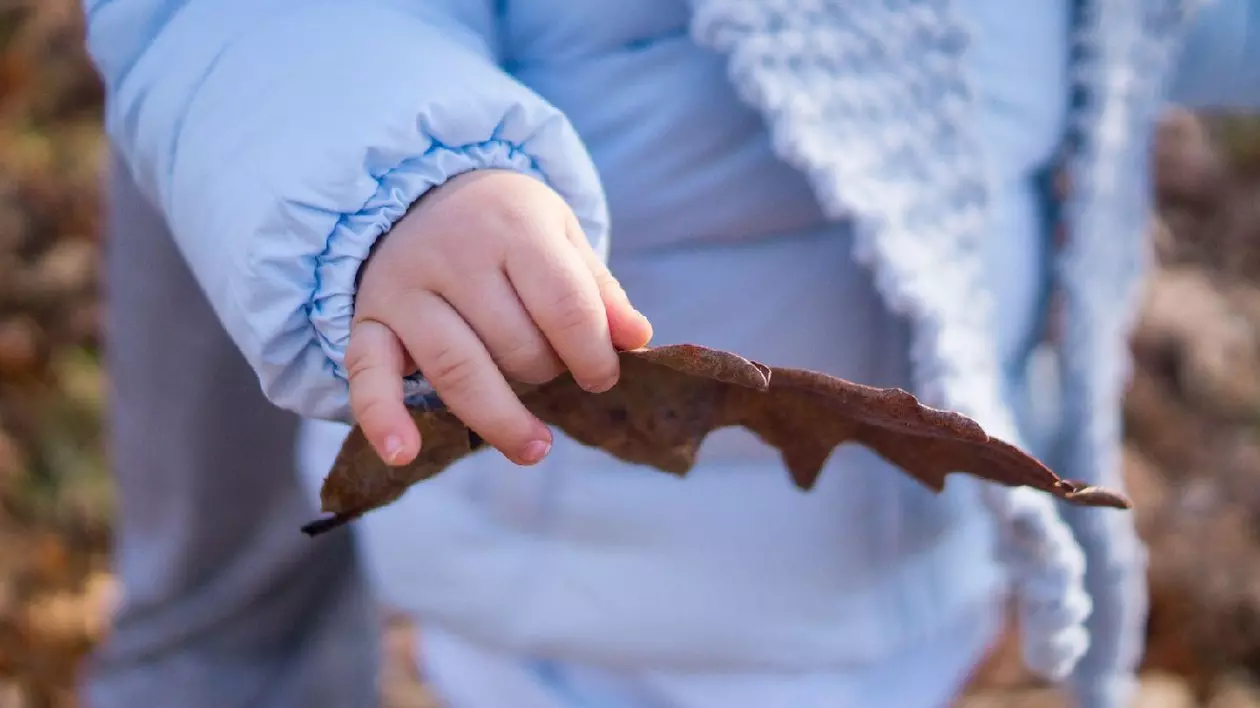 Fotografia unui copil de nerecunoscut care se joacă în aer liber