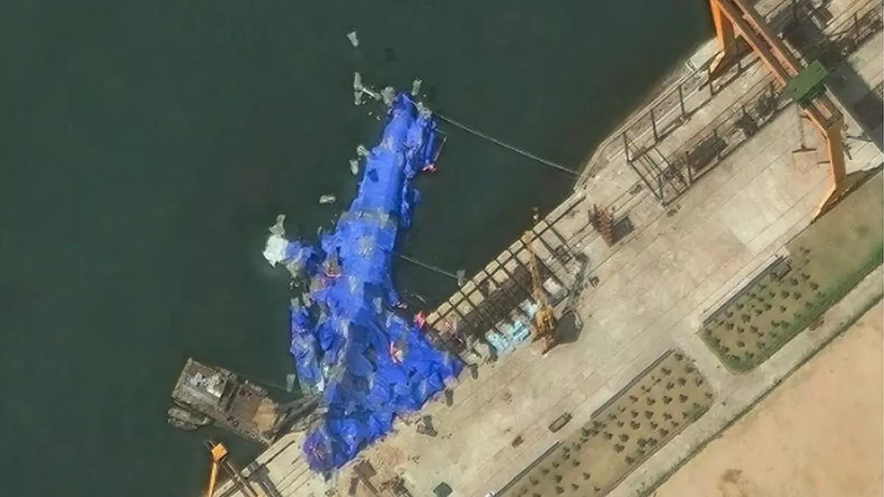 O imagine creată pe 23 mai 2025 prezintă o vedere din satelit a unei noi nave de război nord-coreene în port, înainte și după accidentul de lansare din Chongjin.