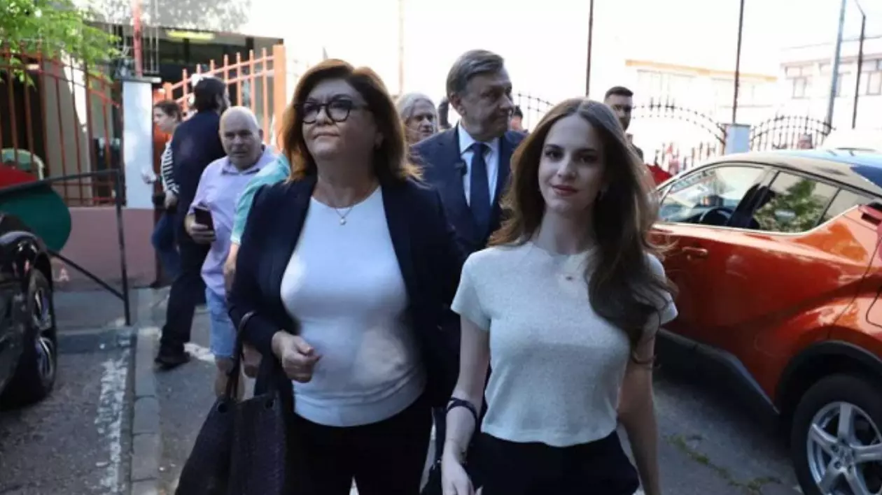 Soția și fiica l-au însoțit pe Crin Antonescu la secția de votare. Mesajul Irinei Antonescu, care are 24 de ani: „Pentru un viitor mai bun”