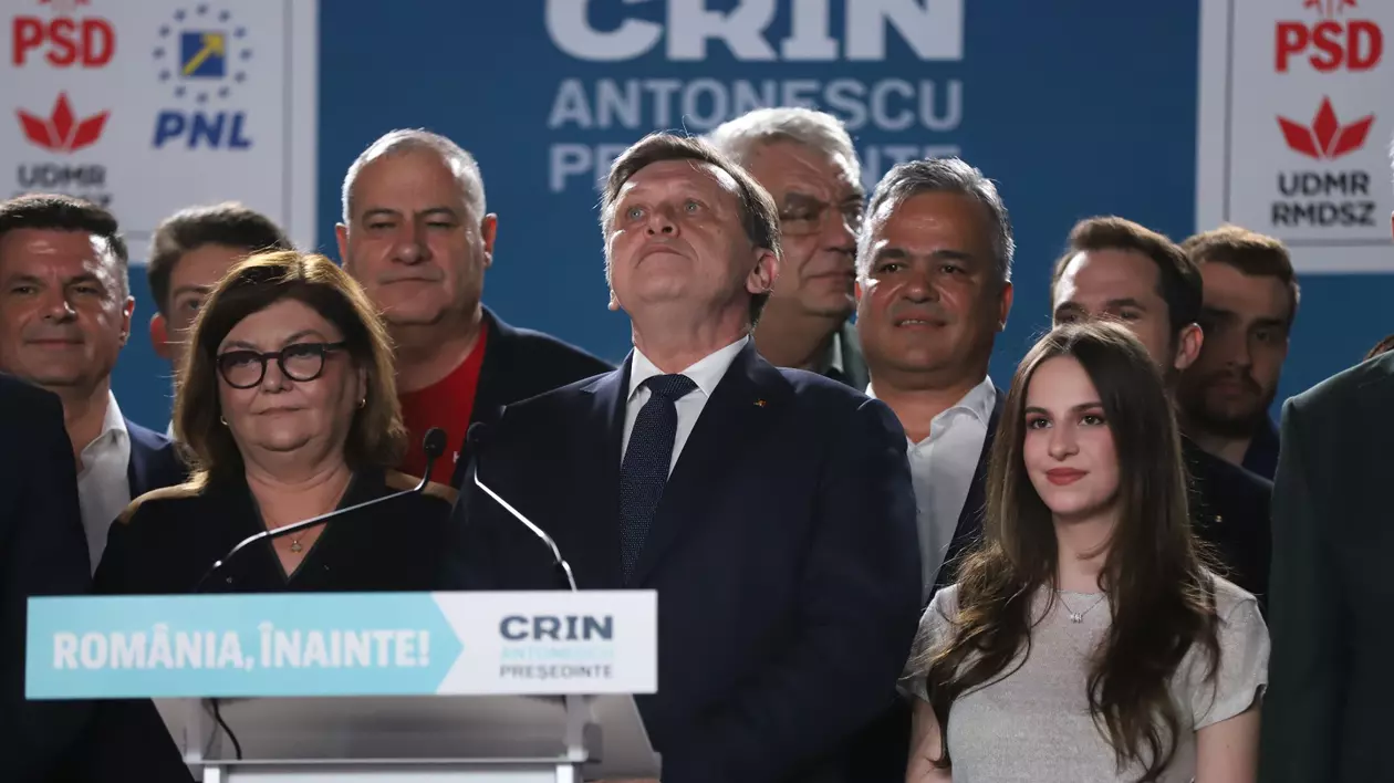 Crin Antonescu uitându-se in sus plus lideri PSD PNL FOTO Dumitru Angelescu