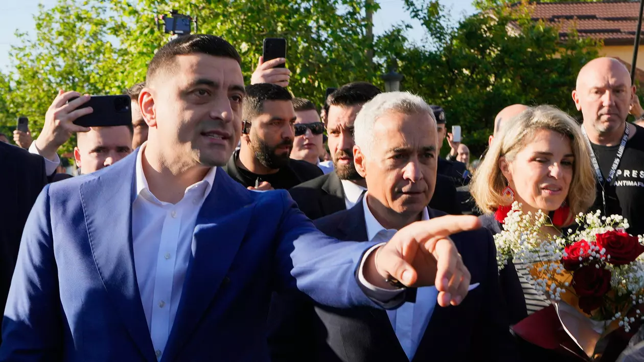 Jurnaliștii ruși au scris că polițiștii i-au scos pe George Simion și pe Călin Georgescu afară din secția de votare