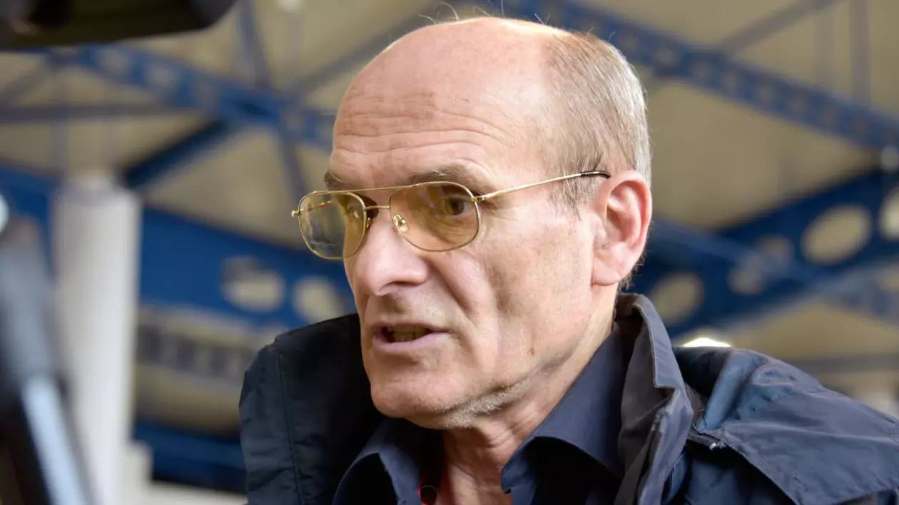 Cristian Tudor Popescu în timpul unui interviu, îmbrăcat cu o geacă