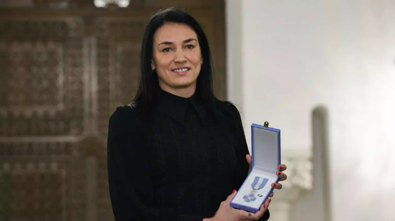 Cristina Neagu, în negru din cap până în picioare când a fost decorată de Ilie Bolojan. Cât costă geanta pe care a asortat-o la rochia elegantă