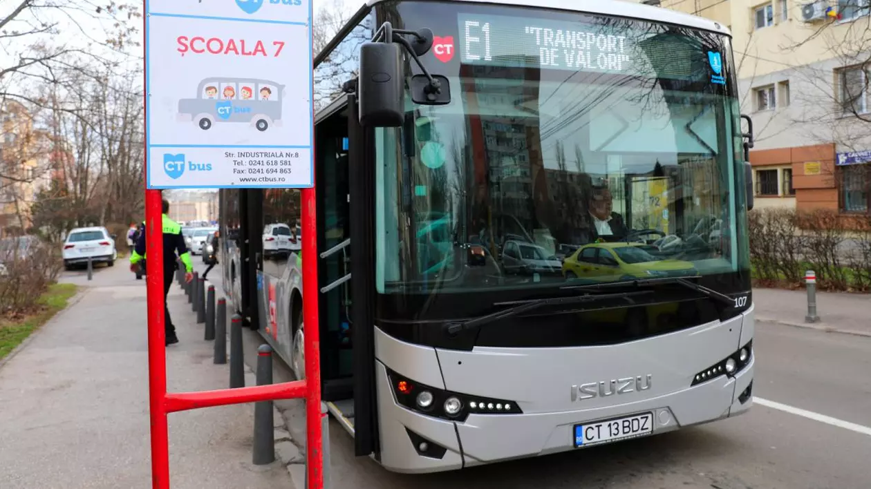 Un autobuz oprește într-o stație din Constanța