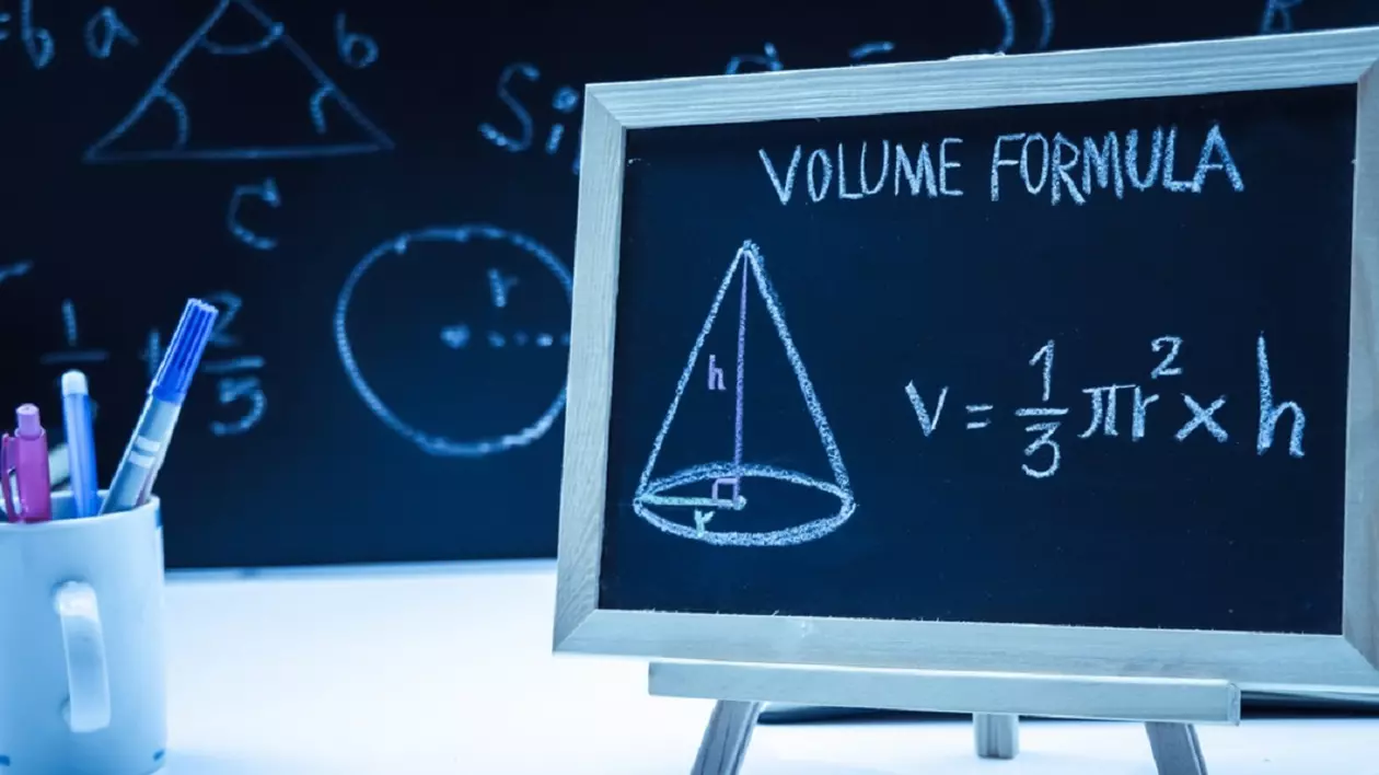 Cum se calculează volumul - Pe tabla neagra este scris cu creta formula volumui si sunt desenate diverse forme geometrice