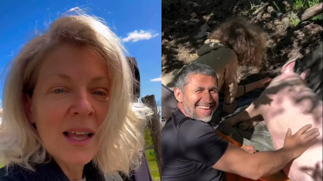 Dragoș Bucur și băiețelul Kadri, surprinși când se joacă cu porcul familiei, în grădina casei. Dana Nălbaru i-a filmat, când a luat o pauză de la sădit răsaduri