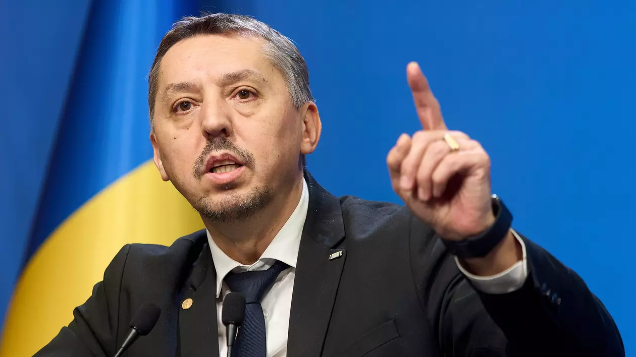 Ministrul Educatiei, Daniel David susține o conferință de presă și vorbește la microfon