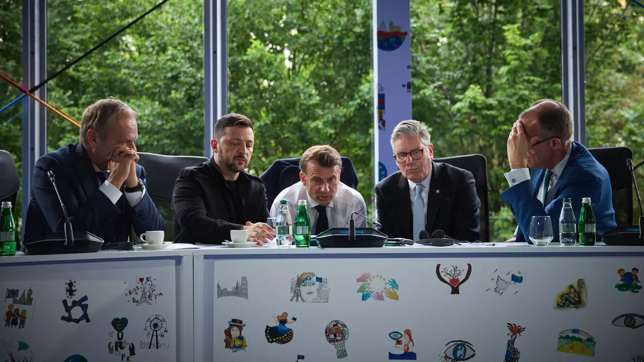 De la stânga la dreapta - Donald Tusk, Volodimir Zelenski, Emmanuel Macron, Keir Starmer și Friedrich Merz, surprinși în timpul unei discuții la summitul CPE de la Tirana Foto: Profimedia