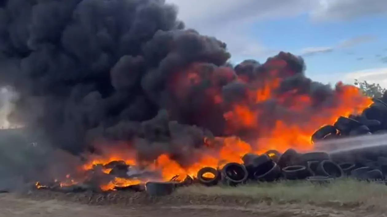 Incendiu la un depozit de cauciucuri din Șendreni, Galați. Mesaj Ro-Alert din cauza fumului gros care se vede de la kilometri depărtare | VIDEO
