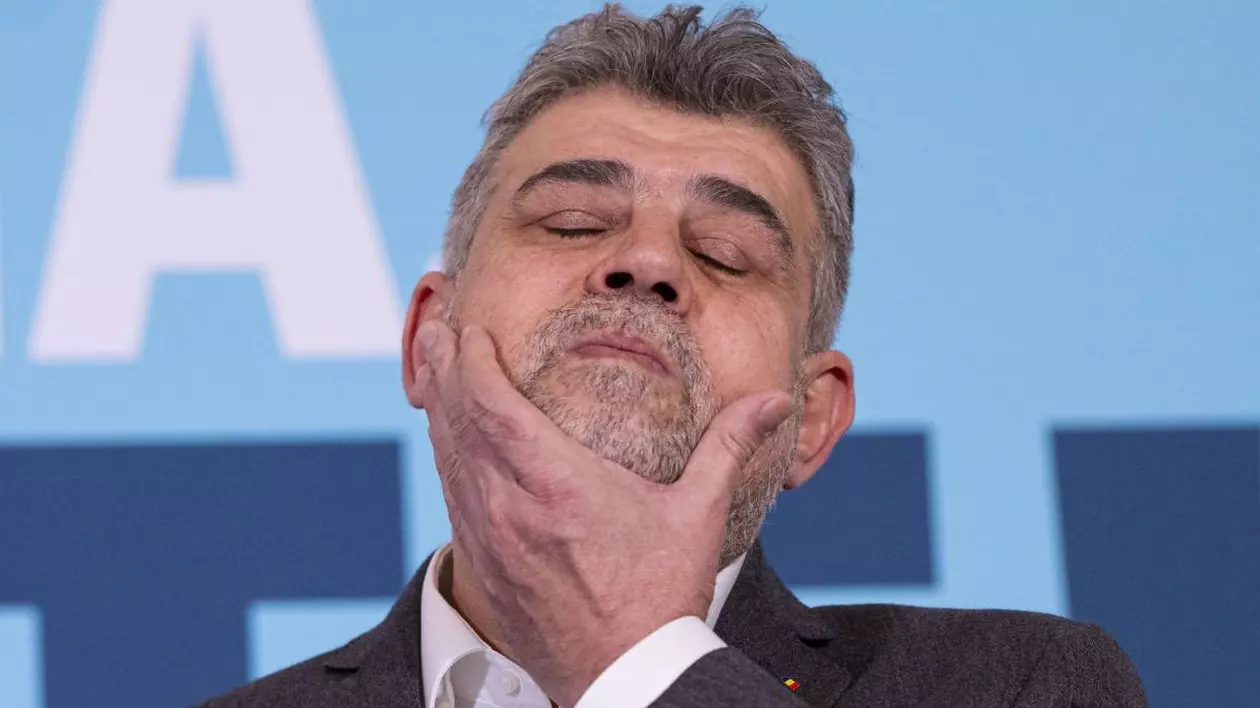 Marcel Ciolacu, lider PSD, surprins cu mâna la bărbie și ochii închiși, când participă la conferința de presă în cadrul căreia candidatul Alianței Electorale România Înainte (A.Ro), Crin Antonescu, și-a lansat oficial candidatura pentru funcția de președinte al României, luni, 24 februarie 2025, București.