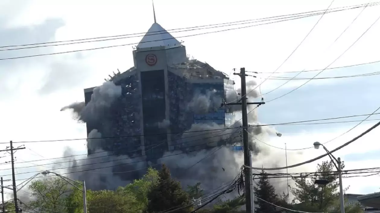 Momentul în care un hotel emblematic din New Jersey este demolat: „25 de etaje și 35 de ani de istorie” | VIDEO