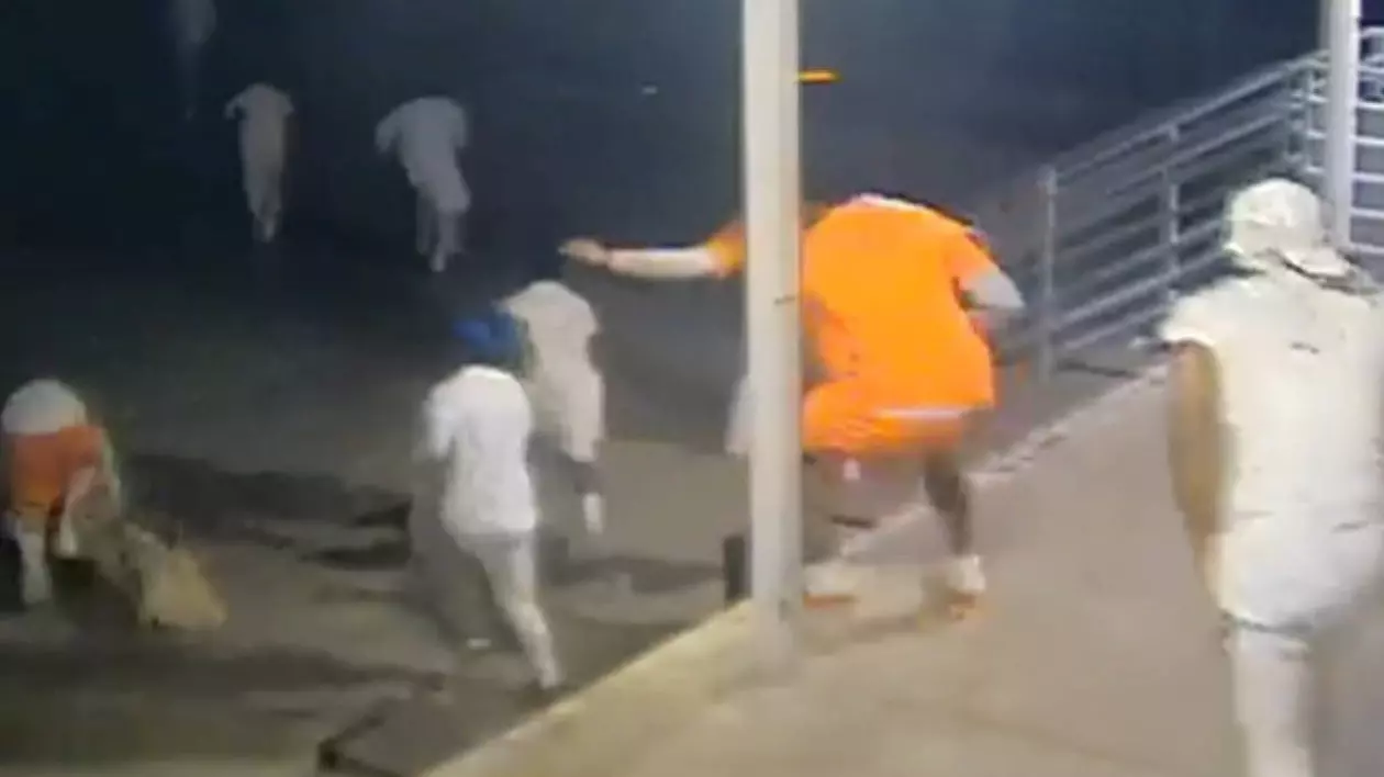 Evadare ca în filme: 10 deținuți au scăpat din închisoare printr-o gaură făcută în zidul din spatele toaletei, în SUA | VIDEO