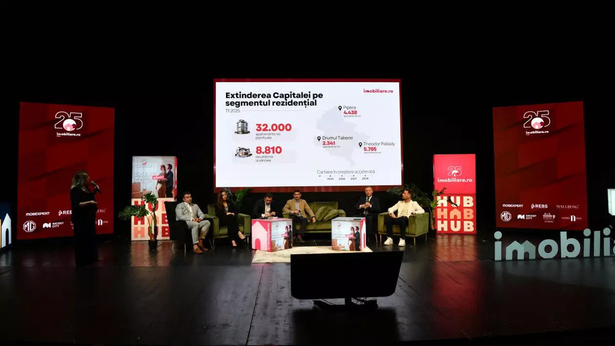 Dezvoltatori imobiliari, pe scena Imobiliare.ro HUB Național 2025, așezați pe scaune, cu un panou pe spate unde este afișat numărul 32.000 care indică câte apartamente vor fi construite în București în următorii trei ani