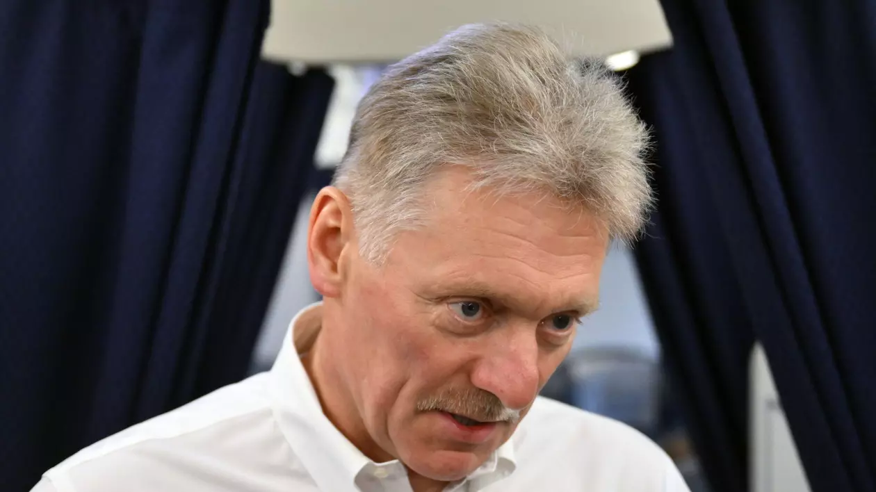 Dmitri Peskov surprins în timp ce vorbește. Poartă o cămașă albă