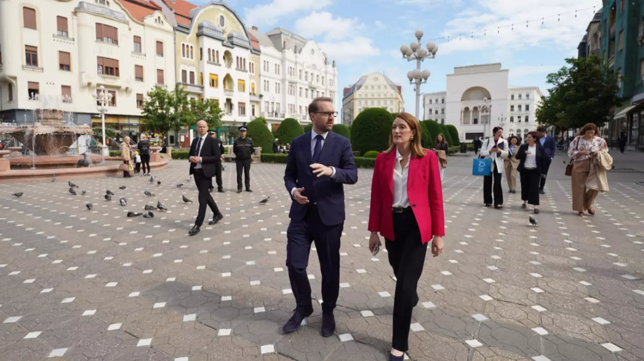 Roberta Metsola s-a plimbat în Timișoara alături de Dominic Fritz: „I-am arătat semnele gloanţelor care au mai rămas pe clădirile noastre”