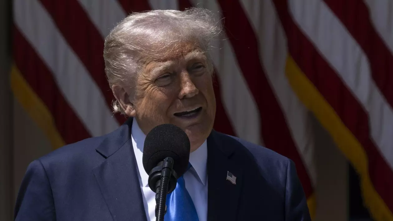 Donald Trump surprins în timp ce vorbește în timpul unui eveniment în Grădina Trandafirilor de la Casa Albă - 1 mai 2025