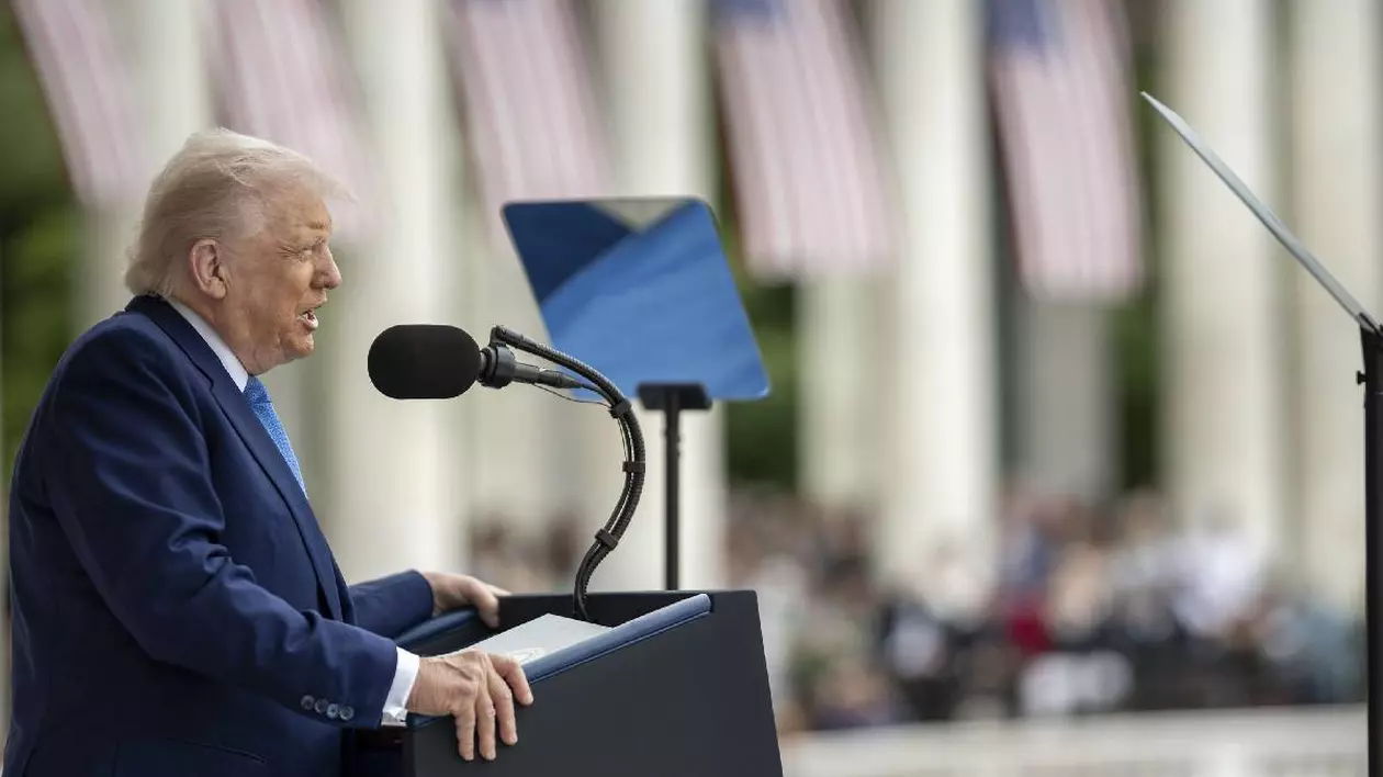În imagine Donald Trump vorbește de la un pupitru cu o atitudine destul de agresivă