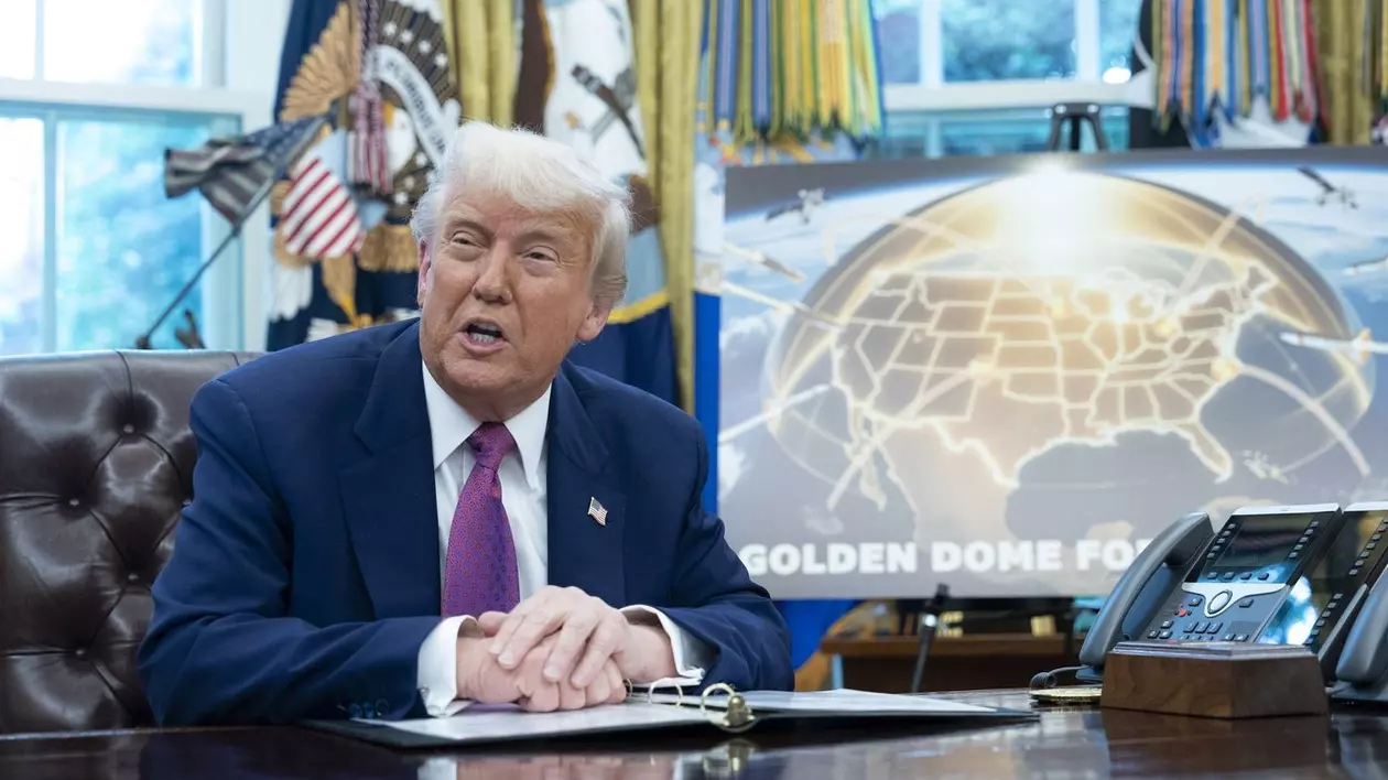 Donald Trump, la masa sa din Biroul Oval, unde este expusă macheta proiectului de apărare „Golden Dome” Foto: Profimedia