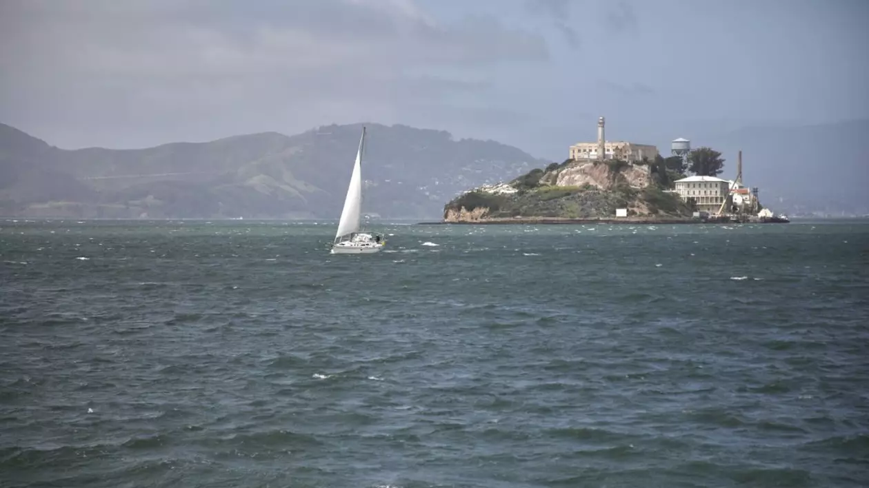 Insula Alcatraz este fotografiată dintr-o barcă, este situată în Golful San Francisco, California, SUA, care a servit drept închisoare federală de înaltă securitate între 1934 și 1963. De atunci a fost transformată într-un sit istoric administrat de Serviciul Parcurilor Naționale ale Statelor Unite, 23 aprilie 2025
