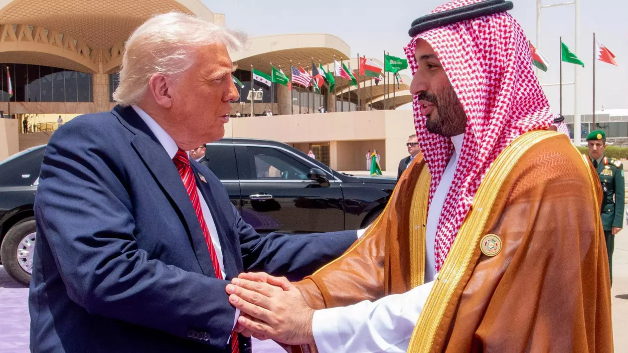 Donald Trump și Mohammed Bin Salman, prințul moșternitor al Arabiei Saudite își dau mâna.