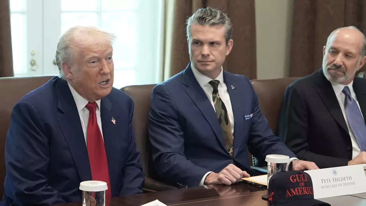 Pete Hegseth (în centru), alături de Donald Trump (stânga), la o ședință la Casa Albă. Imagine cu caracter ilustrativ Foto: Profimedia