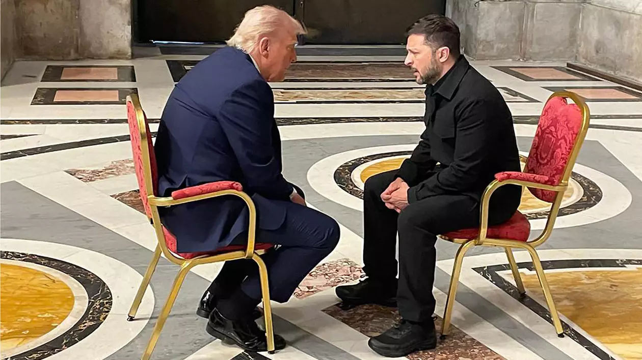 Donald Trump și Volodimir Zelensky stau de vorbă așezați pe scaun, la Vatican, înainte de funeraliile Papei Francisc