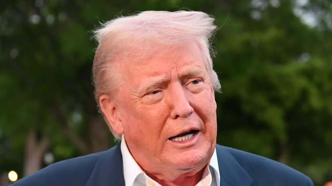 Donald Trump vorbește cu reporterii pe peluza Casei Albe Foto: Profimedia