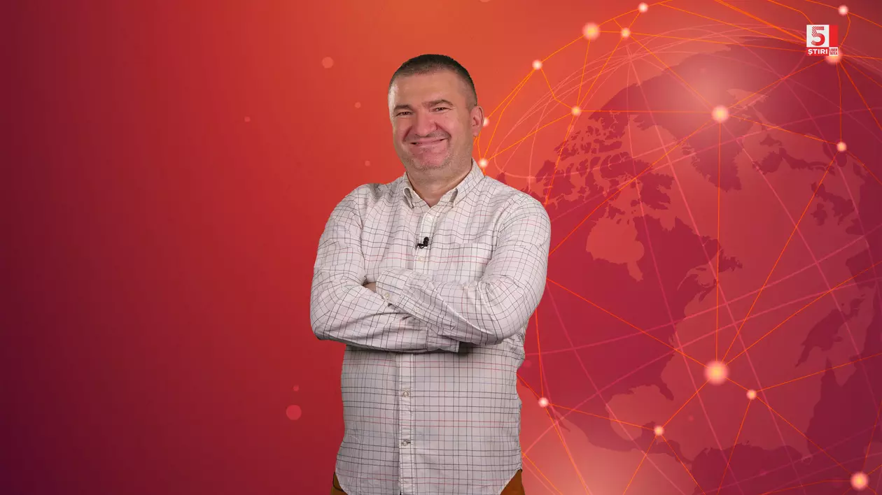 Dorin Chiotea, redactor șef Libertatea și realizator 5 știri by Libertatea, Actualitate, îmbrăcat cu o cămașă albă, pe un fundal roșu.