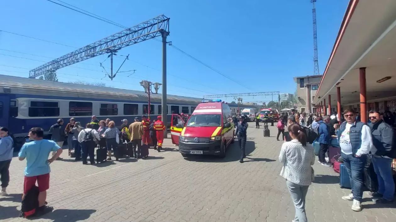 O mulțime de oameni pe peronul Gării CFR Constanța și o ambulanță SMURD lângă trenurile care s-au lovit în stație