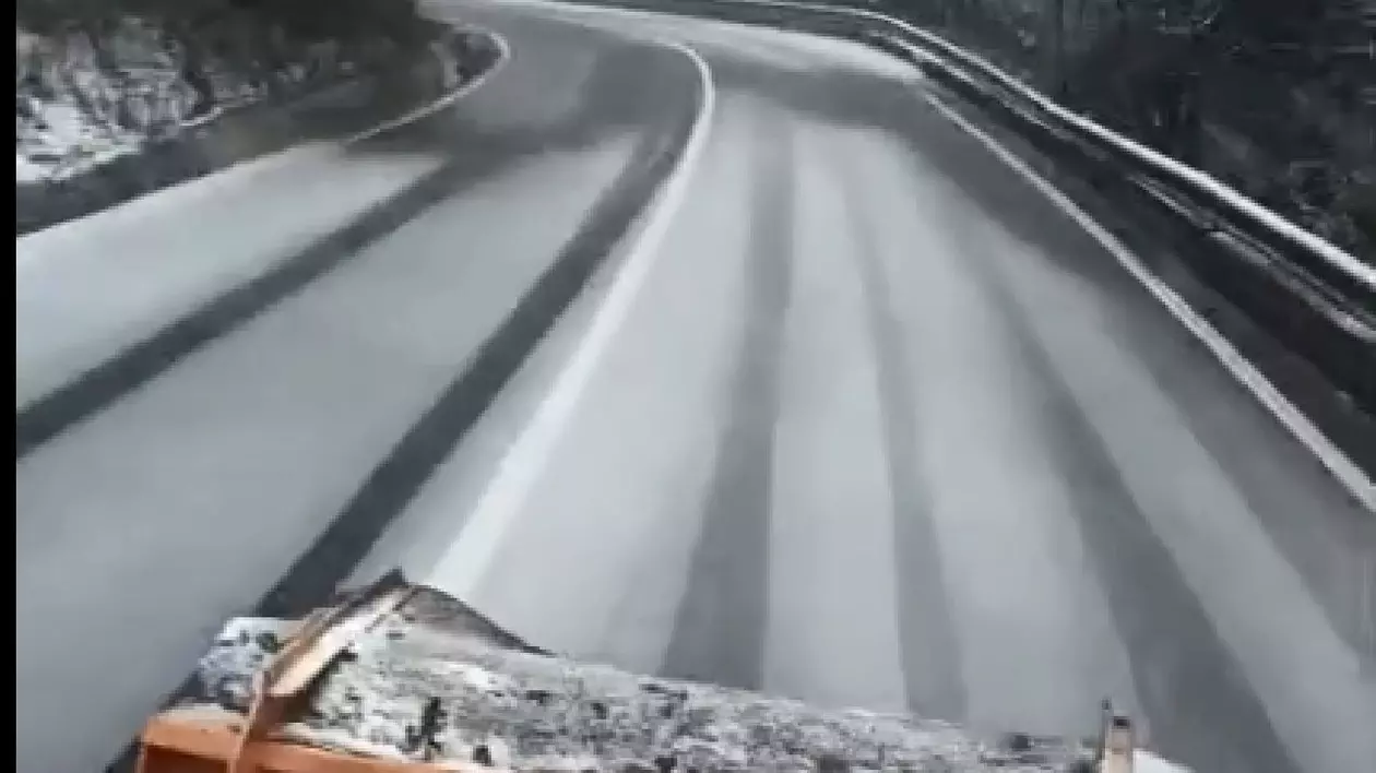 Drumarii au intervenit pe șoselele din Harghita: „Condiții de iarnă în mijlocul lunii mai. Conduceți cu prudență!” | VIDEO