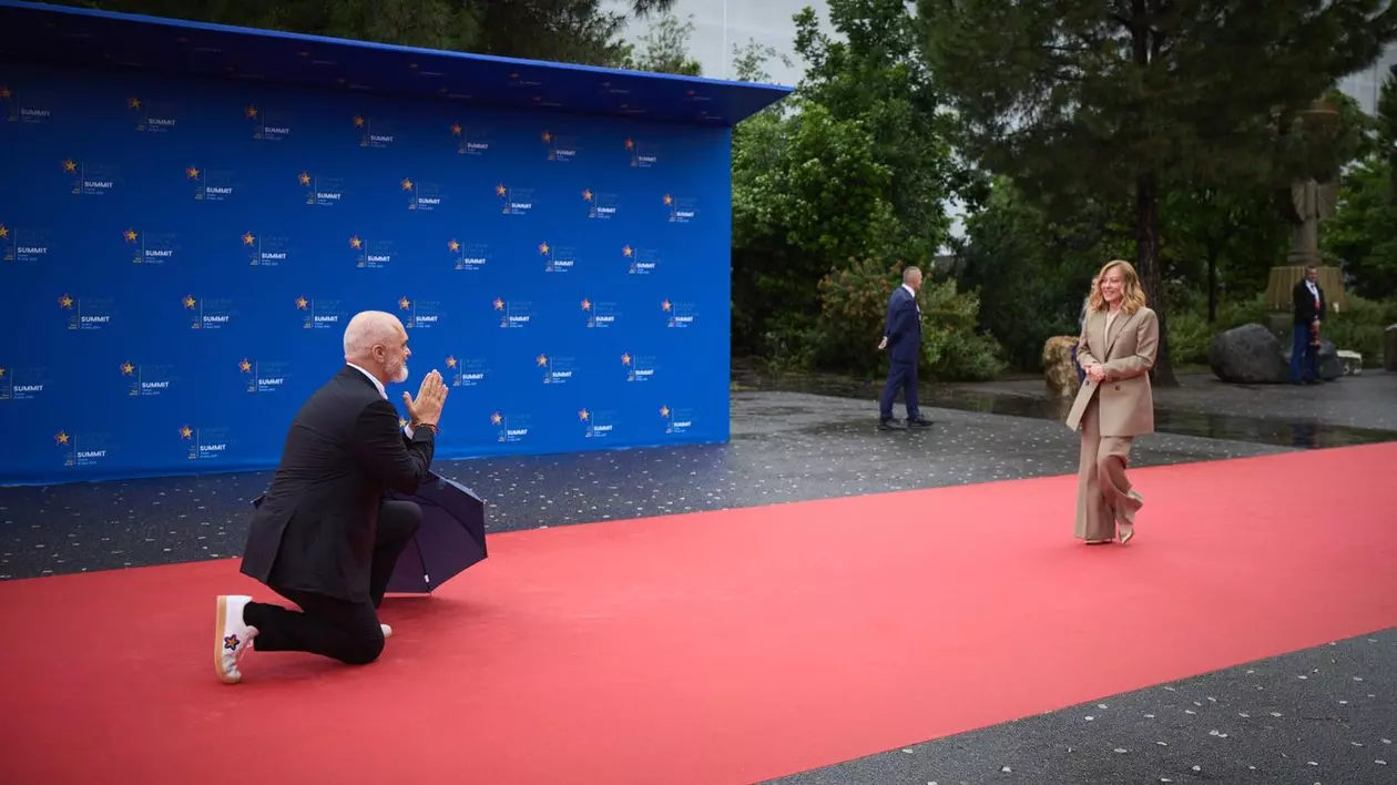 Edi Rama o întâmpină, în genunchi, pe Giorgia Meloni la summitul CPE 2025 Foto: Profimedia