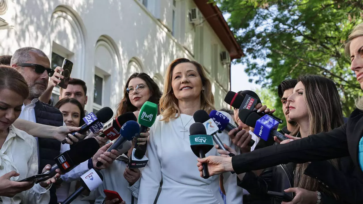 Elena Lasconi în mijloc, în alb, înconjurată de jurnaliști