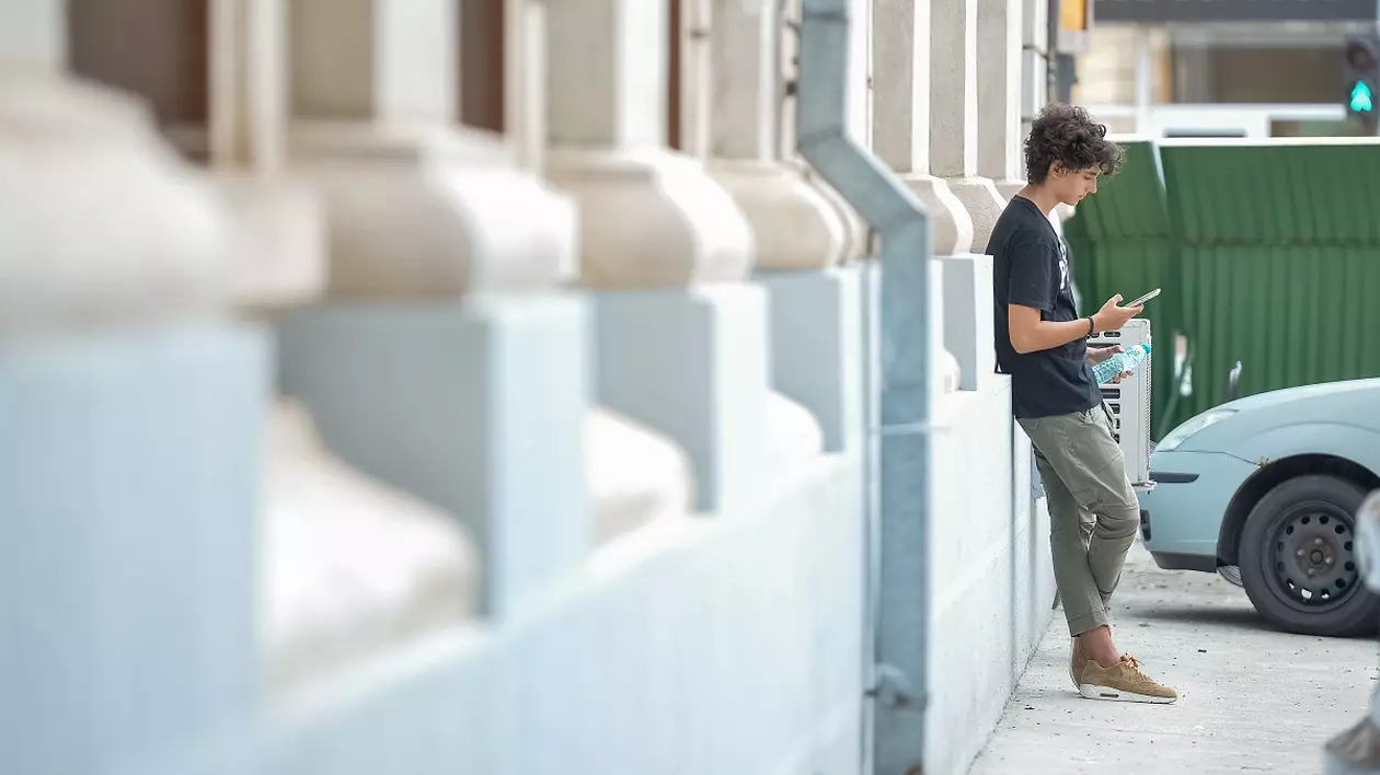 Rezultate BAC Ilfov 2025. Notele, publicate pe edu.ro - Imagine cu un elev care îşi verifică notele la bacalaureat