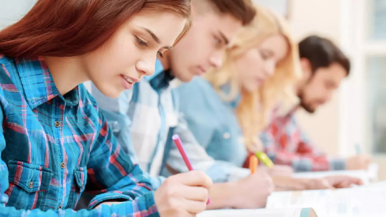 Elevi care dau un examen scris