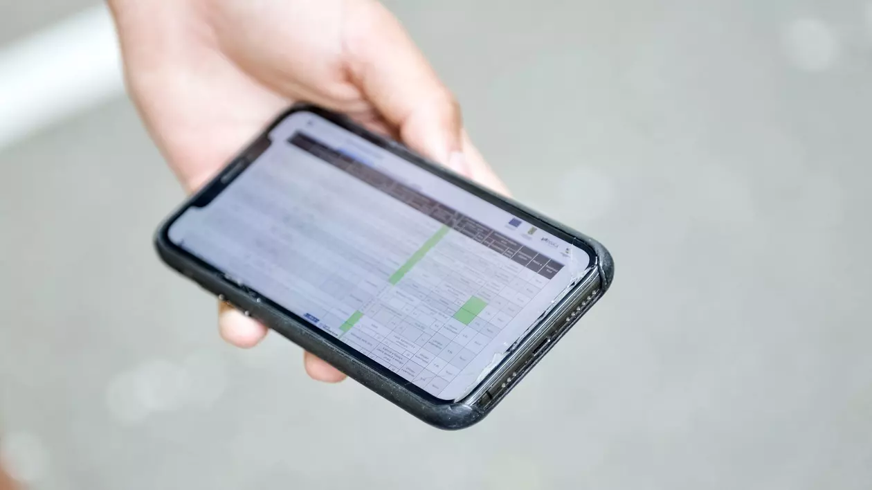Rezultate BAC Harghita 2025. Notele, publicate pe edu.ro - Imagine cu un elev care îţi verifică pe telefon notele de la Bac