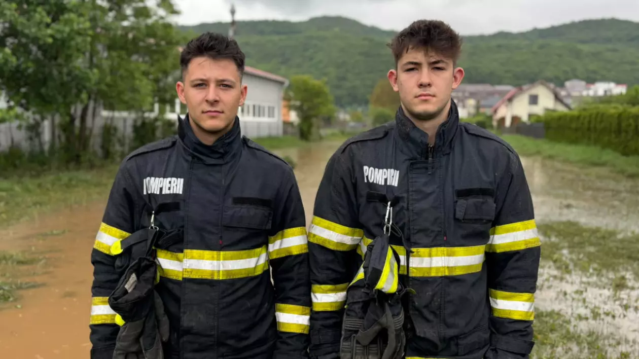 Doi elevi pompieri, la datorie în lupta cu inundațiile din Florești, Cluj: „Uzi, murdari de noroi, dar fericiți că pot să contribuie”